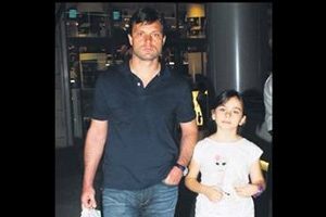Lig &ouml;ncesi kızını gezdirdi