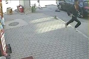 &Ccedil;antayı b&ouml;yle kapıp ka&ccedil;tı