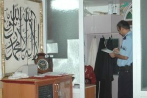Camiden bilgisayar &ccedil;alan hırsız yakalandı
