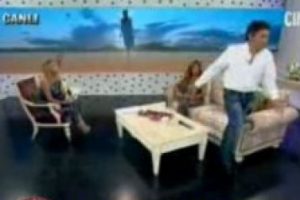 Sel&ccedil;uk Ural canlı yayını terk etti