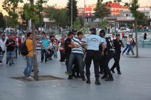 Darbe protestolarında g&ouml;zaltına alınan 12 kişi serbest