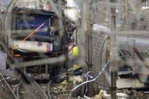 İki tren ve bir otob&uuml;s &ccedil;arpıştı