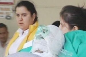 Tartıştığı kocasını benzin d&ouml;k&uuml;p yaktı!