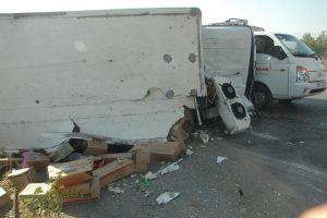 Devrilip s&uuml;r&uuml;klenen kamyon kamyonete &ccedil;arptı