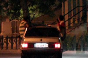 Asker uğurlamasında tehlikeye meydan okuyorlar