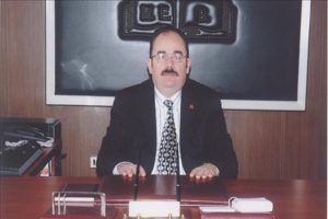 Motosiketle kendi arabasına &ccedil;arpan okul m&uuml;d&uuml;r&uuml; &ouml;ld&uuml;