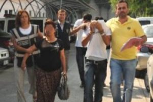 15 yaşındaki kızını satarken yakalandı
