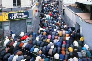 Sokakta namaz kılmayı yasakladı