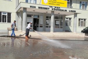 İneg&ouml;l Belediyesi okulları temizliyor