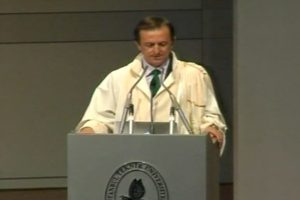 Rekt&ouml;r &ouml;yle bir espiri yaptı ki salondakile g&uuml;lme krizine girdi
