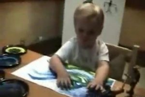 B&ouml;yle yetenek g&ouml;r&uuml;lmedi! 3 yaşındaki &ccedil;ocuğun yaptığına bakın