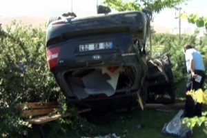 Bankta otururken &uuml;zerine otomobil d&uuml;şt&uuml;!