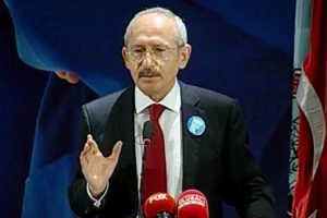 S&ouml;z&uuml;n&uuml; kesen kişiye b&ouml;yle tepki g&ouml;sterdi