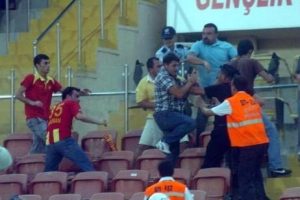S&uuml;dyeni i&ccedil;inde ma&ccedil;a bı&ccedil;ak sokmak istedi