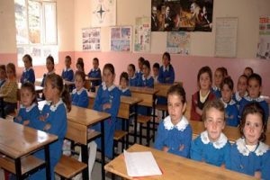 Okullar, dağ gibi sorunlarla a&ccedil;ılıyor