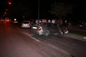 Yarış yapan aracın motoru u&ccedil;tu
