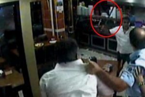 D&ouml;ner bı&ccedil;ağıyla m&uuml;şterilere saldırdı