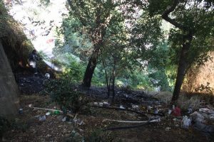 Tophane yama&ccedil;larında biriken &ccedil;&ouml;pler yangın &ccedil;ıkardı