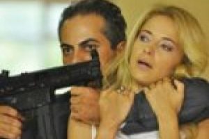 Burcu Esmersoy'un kafasına silah dayadılar