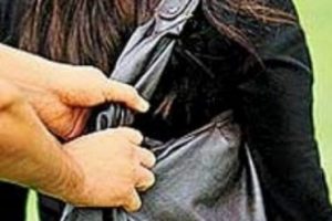 &Ccedil;antasındaki 11 bin TL'yi &ccedil;aldırdı