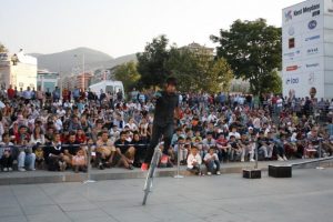 Kadına şiddeti protesto i&ccedil;in tek tekerle m&uuml;thiş şov