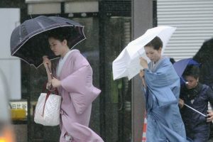 Japonya'yı şimdi de Roke tayfunu vurdu!