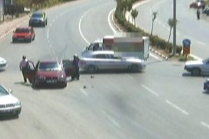 Otomobile &ouml;yle &ccedil;arptı ki, bakın sonrasında neler oldu?