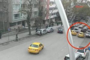Şof&ouml;rs&uuml;z taksi ara&ccedil;lara b&ouml;yle &ccedil;arptı