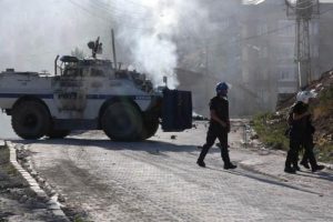 Diyarbakır'da polise saldırı