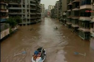 Çin sele teslim oldu: 90 ölü