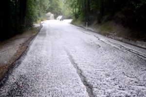 Uludağ'a dolu yağdı