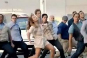 JLO reklam filminde dans etti