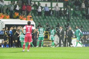 Bangura'dan saha ortasında b&uuml;t&uuml;n takıma &ouml;z&uuml;r