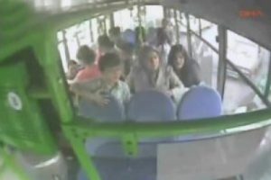 Silahlı kavga g&uuml;venlik kamerasında