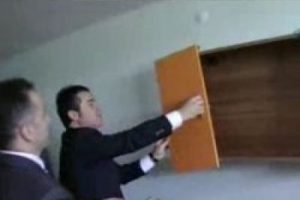 Bakan Kılı&ccedil; dolap kapağının azizliğine uğradı