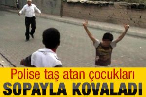 Polise taş atan &ccedil;ocukları sopayla kovaladı