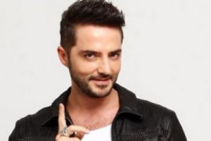 G&ouml;khan &Ouml;zen merdivenlerden d&uuml;şt&uuml;!