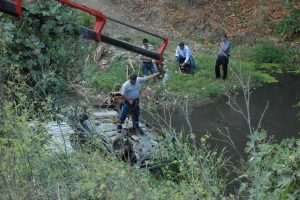 Dereye u&ccedil;an otomobilden burunları bile kanamadan &ccedil;ıktılar