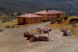Hainler &ouml;ğretmenleri canlı kalkan yapmış
