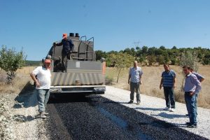 Harmancık'ta k&ouml;y yolları asfaltlanıyor