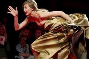 Lindsay podyumda yere kapaklandı