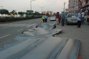Kavşağa hızlı giren tırdaki saclar yola sa&ccedil;ıldı