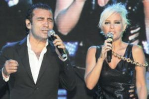 &Ouml;m&uuml;r'le şarkı s&ouml;ylerken sesim titredi