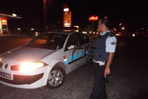 Batman'da polis aracına saldırı: 2 sivil &ouml;ld&uuml;, 1 polis yaralı
