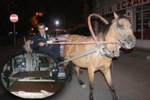 Bursa'da polis at arabasını b&ouml;yle devirdi! İşte o g&ouml;r&uuml;nt&uuml;ler... - &Ouml;ZEL HABER