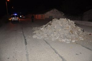 Motosikletler bord&uuml;r taşlarına &ccedil;arptı: 3 yaralı