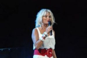 Ajda sahneye 1.5 saat ge&ccedil; &ccedil;ıktı yuhalandı