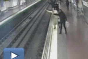 Dikkatsiz vatandaş tren yoluna d&uuml;şerse