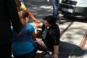 Trafiğe kapalı caddede y&uuml;r&uuml;yen kadına otomobil &ccedil;arptı