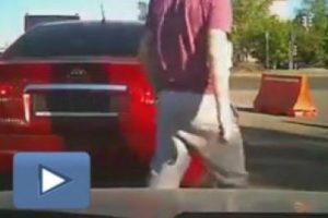 Polisin ayağının &uuml;zerinden ge&ccedil;ti